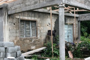 Una casa de material es todo un lujo