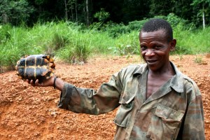 Sebastián enseña su caza, una jugosa tortuga